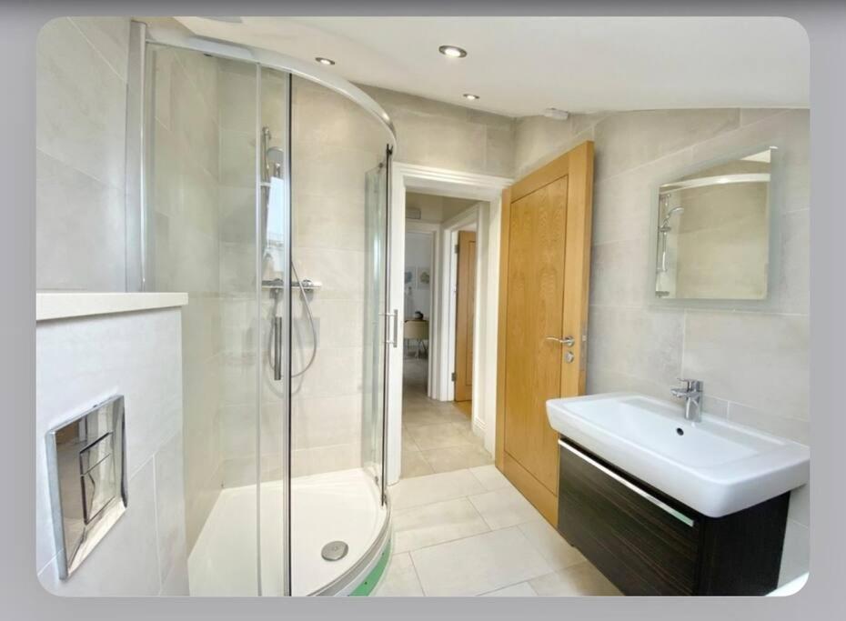 Luxury 4-Bed Apartment With Balcony & Garden, Near Emirates Stadium, 15 Mins To Central Londres Exterior foto