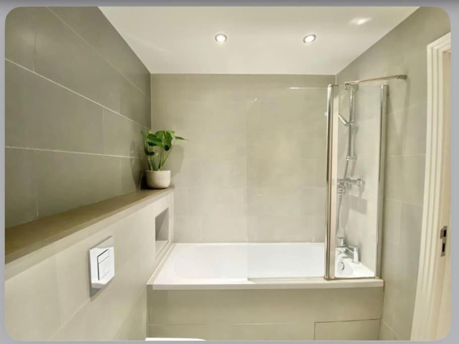 Luxury 4-Bed Apartment With Balcony & Garden, Near Emirates Stadium, 15 Mins To Central Londres Exterior foto
