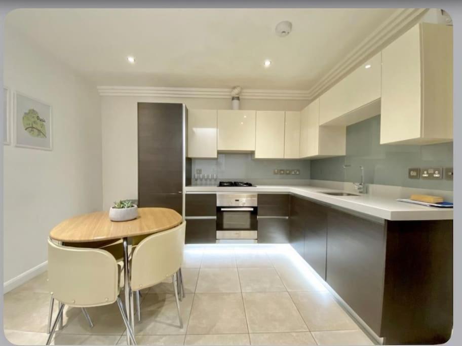 Luxury 4-Bed Apartment With Balcony & Garden, Near Emirates Stadium, 15 Mins To Central Londres Exterior foto