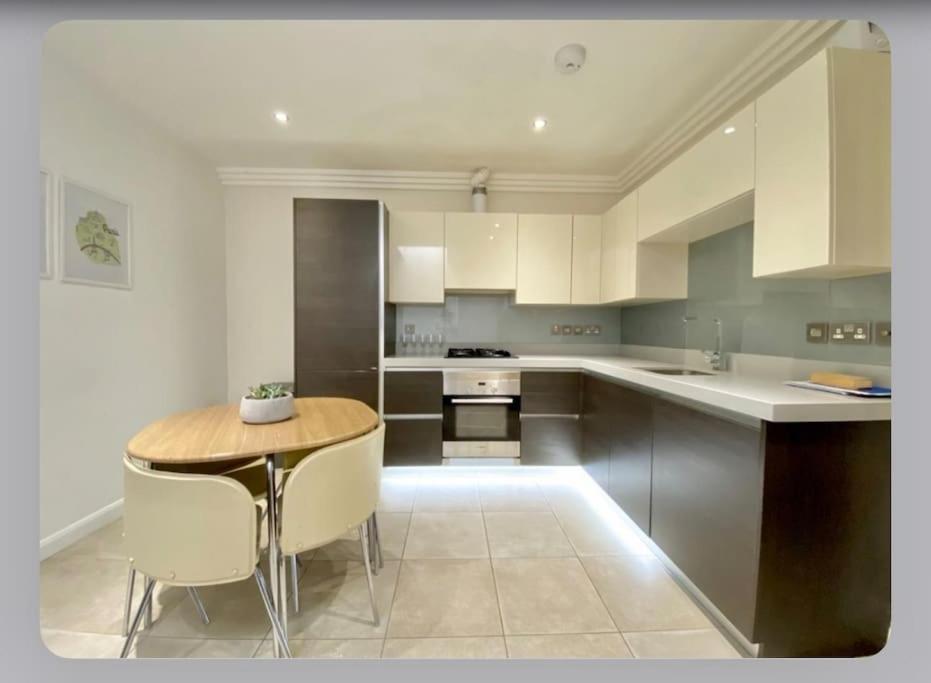 Luxury 4-Bed Apartment With Balcony & Garden, Near Emirates Stadium, 15 Mins To Central Londres Exterior foto